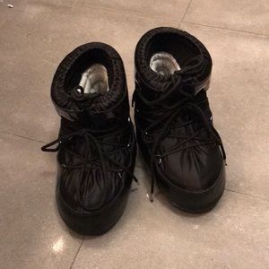 The original Moon boots NWT, fits size7-8.5
